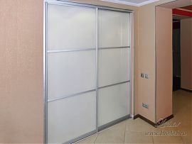 Двери-купе с белым стеклом в гардеробную