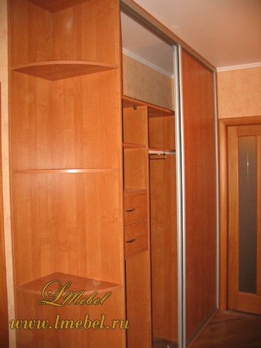 Встроенный шкаф с боковыми полочками