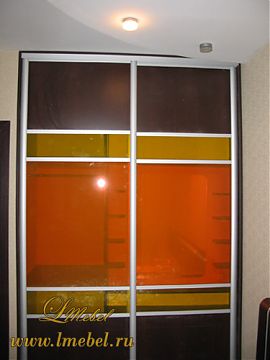 Встроенный двухдверный шкаф с цветными стёклами