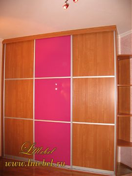 Встроенный шкаф с розовым стеклом