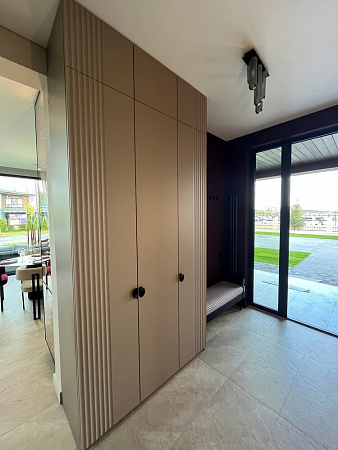 Шкаф в прихожую с крашенными МДФ фасадами Волна