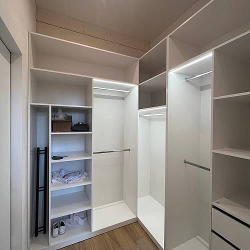 Белая гардеробная с подсветкой