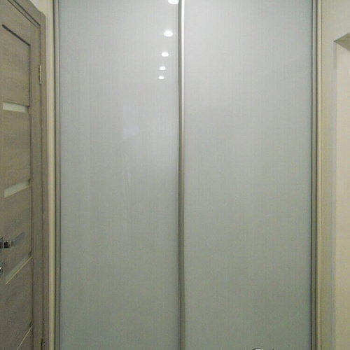 Встроенный шкаф-купе с белым стеклом Лакобель