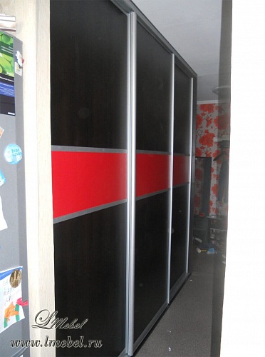 Встроенный шкаф-купе «Алый рассвет» с комбинированными дверьми