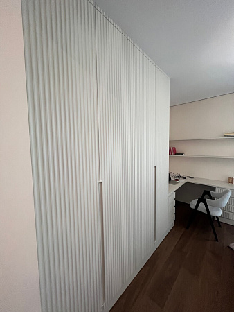 Распашной шкаф «Бриз» с крашенными МДФ фасадами