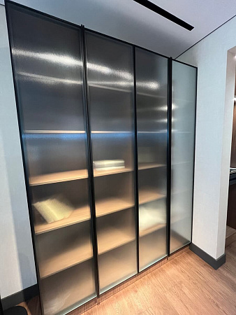 Распашной шкаф с рифленым стеклом и черным профилем