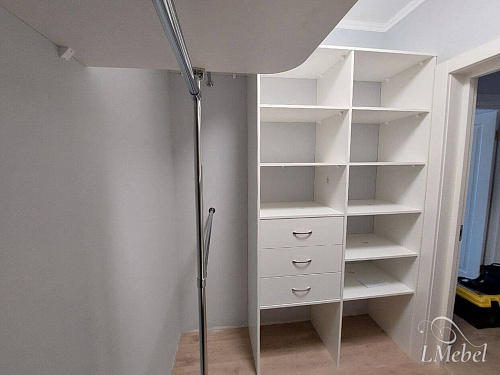 П-образная гардеробная комната в белом цвете