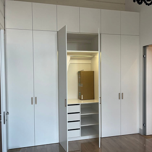 Белый распашной шкаф в доме из клееного бруса