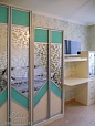 Встроенный шкаф «Шервуд» с пескоструйным рисунком и витражом