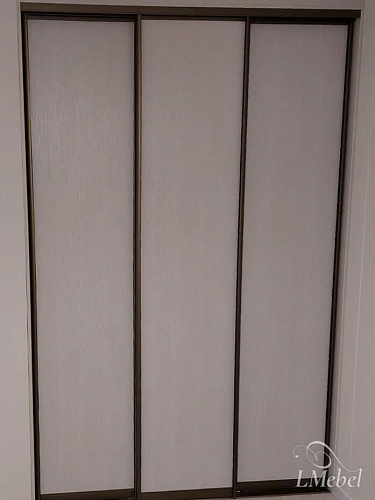 П-образная гардеробная с белыми дверьми-купе в профиле «Коньяк»
