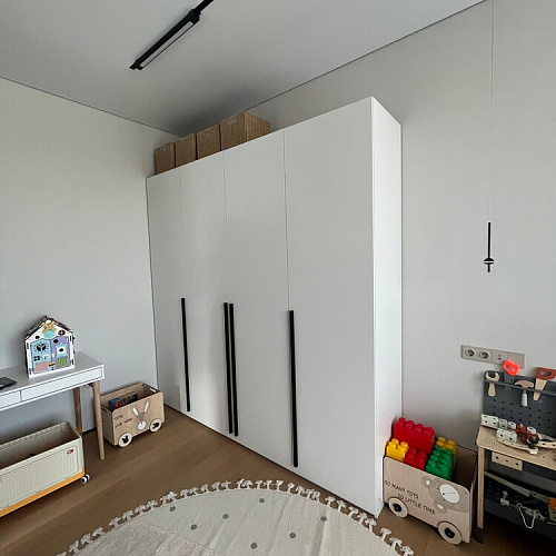 Белый шкаф с длинными черными ручками