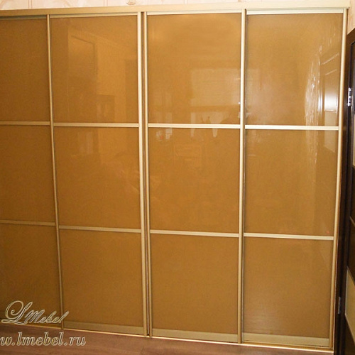 Встроенный шкаф-купе со стеклом Oracal в цвете «бронза»