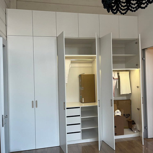 Белый распашной шкаф в доме из клееного бруса