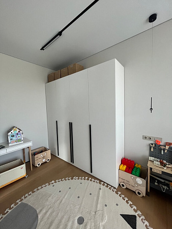 Белый шкаф с длинными черными ручками