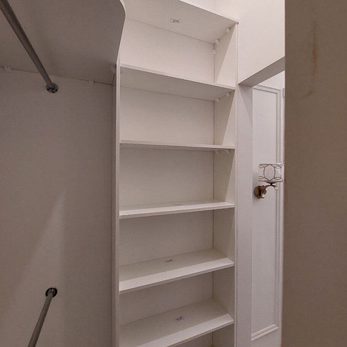 Белая П-образная гардеробная комната с ящиками