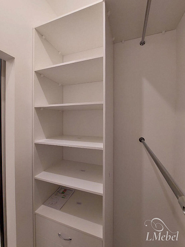 Белая П-образная гардеробная комната с ящиками