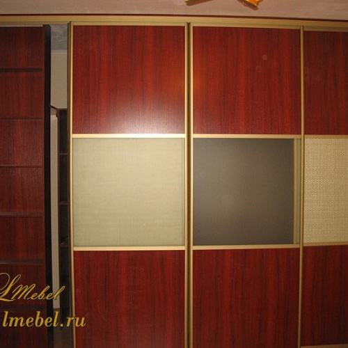 Встроенный шкаф с ротангом и матовым стеклом