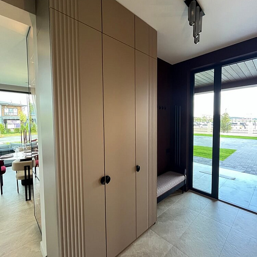 Шкаф в прихожую с крашенными МДФ фасадами Волна