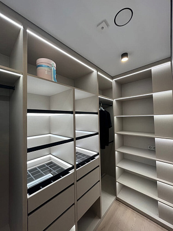 Гардеробная с подсветкой и стеклянными полками