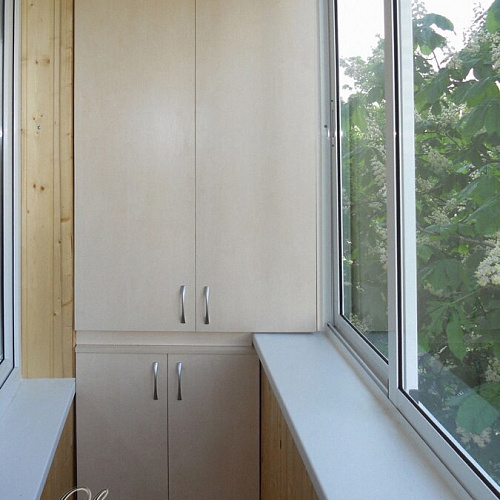 Встроенный шкаф на балкон с распашными дверями