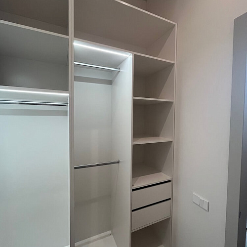 Белая гардеробная с подсветкой