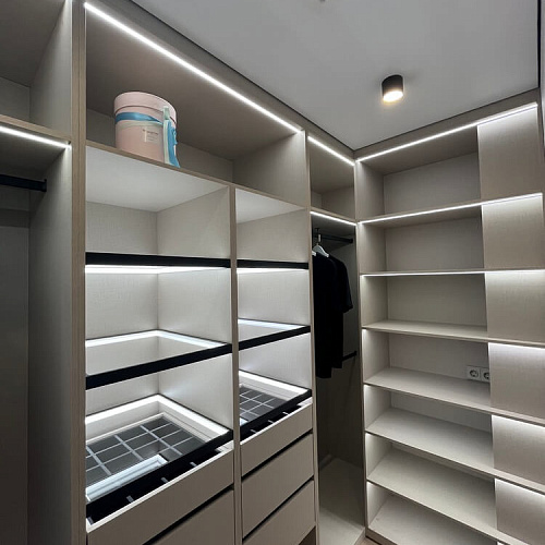 Гардеробная с подсветкой и стеклянными полками