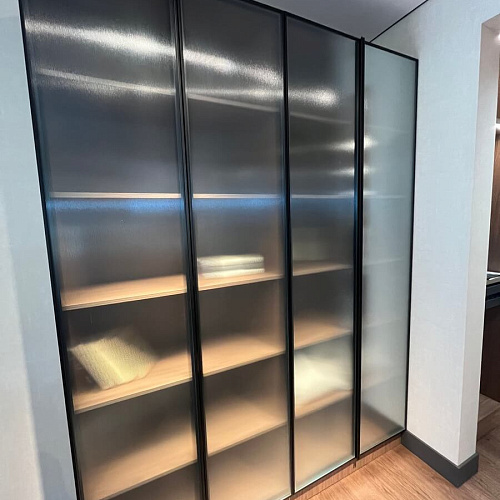 Распашной шкаф с рифленым стеклом и черным профилем