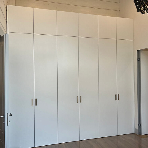 Белый распашной шкаф в доме из клееного бруса