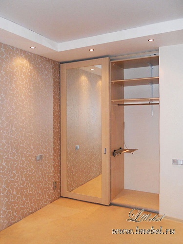Встроенный шкаф с подвесными дверьми