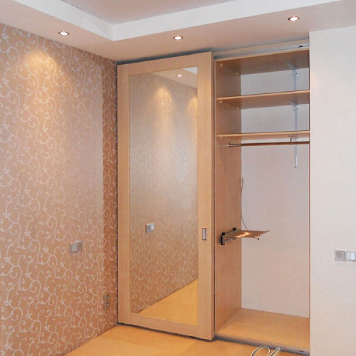 Встроенный шкаф с подвесными дверьми