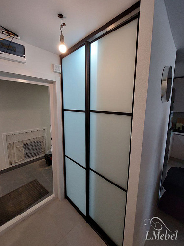 Гардеробная комната с дверьми-купе из матового стекла