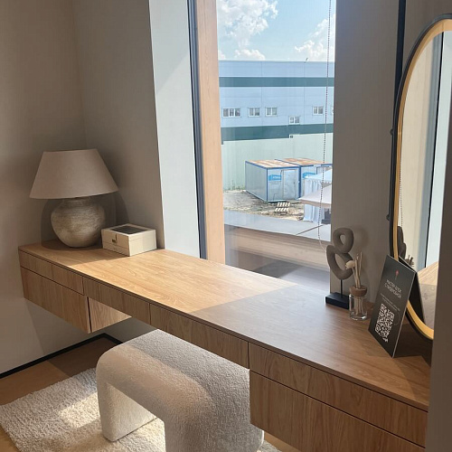 Парящий стол для макияжа