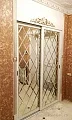 Двери-купе с классическими фасадами и зеркалом с гравировкой