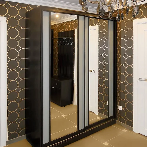 Корпусный зеркальный шкаф купе