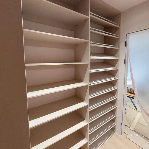 Гардеробная П-образная с обувными полками и зеркальным шкафом