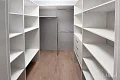 П-образная гардеробная комната в белом цвете