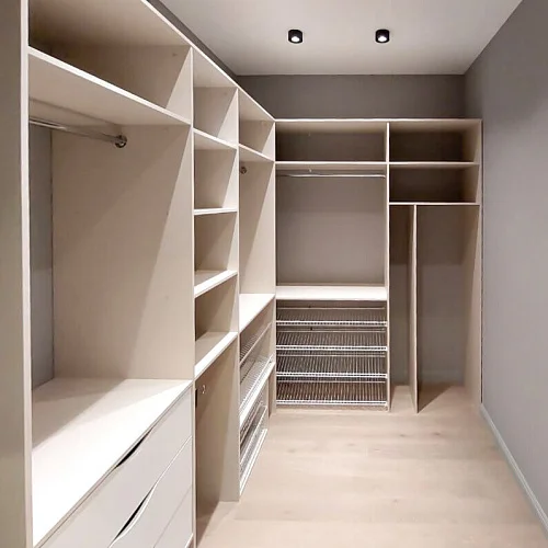 Кремовая гардеробная комната с сетчатыми корзинами