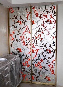 Раздвижные двери с витражом в профиле цвета «матовое золото»