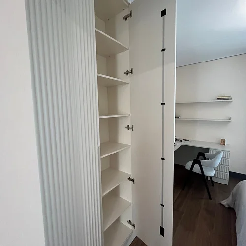 Распашной шкаф «Бриз» с крашенными МДФ фасадами