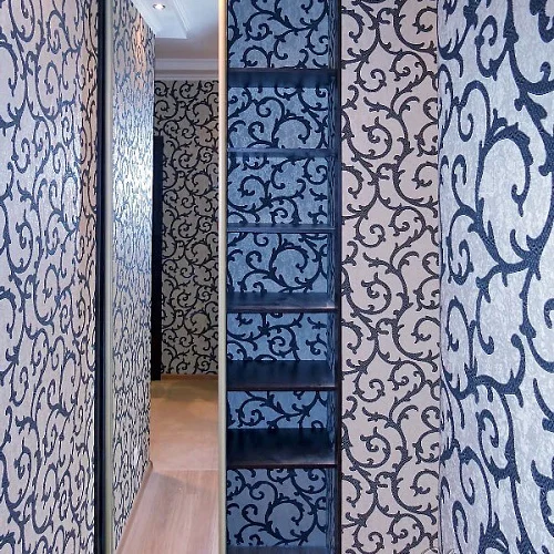 Узкий встроенный шкаф-купе с зеркалом