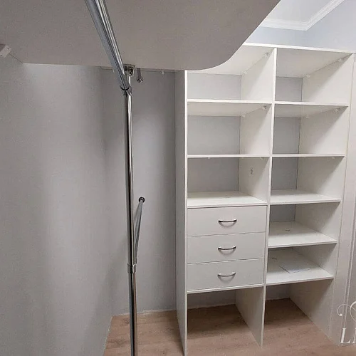 П-образная гардеробная комната в белом цвете