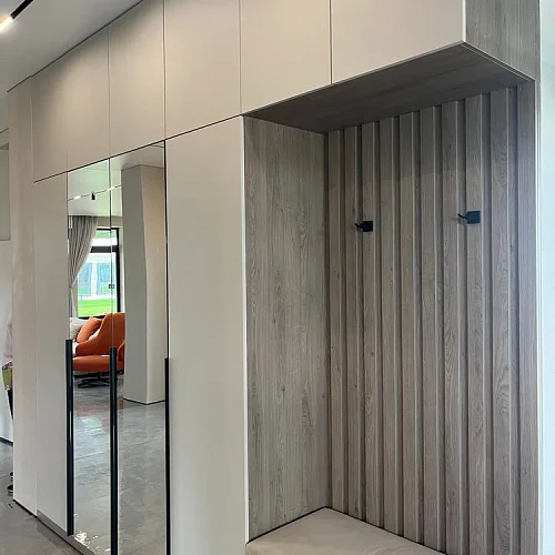 Шкаф в прихожую с крашенными МДФ фасадами