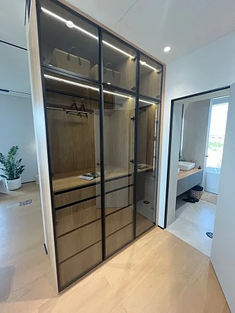 Распашной шкаф с тонированным стеклом и черным профилем