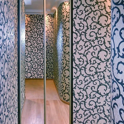 Узкий встроенный шкаф-купе с зеркалом