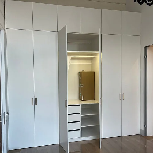 Белый распашной шкаф в доме из клееного бруса