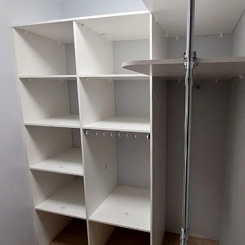 П-образная гардеробная комната в белом цвете