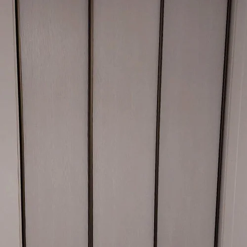 П-образная гардеробная с белыми дверьми-купе в профиле «Коньяк»