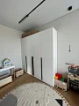 Белый шкаф с длинными черными ручками