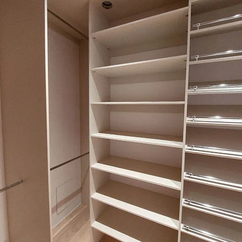 Гардеробная П-образная с обувными полками и зеркальным шкафом