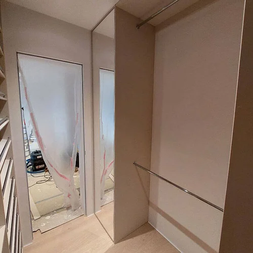 Гардеробная П-образная с обувными полками и зеркальным шкафом